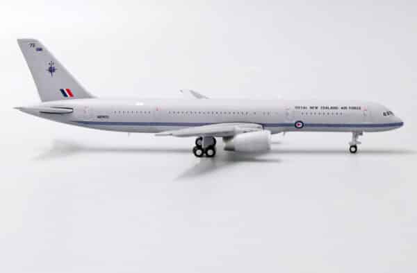 JC Wings 1:400 Royal New Zealand Air Force (RNZAF) Boeing B757-200 VIP NZ7572 (XX4468) - Image 3
