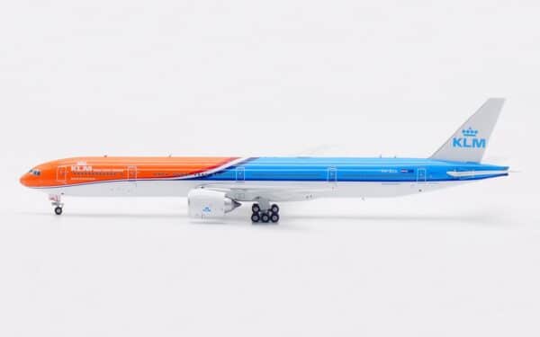 Aviation 400 1:400 KLM Royal Dutch Airlines Boeing B777-300(ER) "2023 Orange Pride" PH-BVA (AV4212) - Image 8