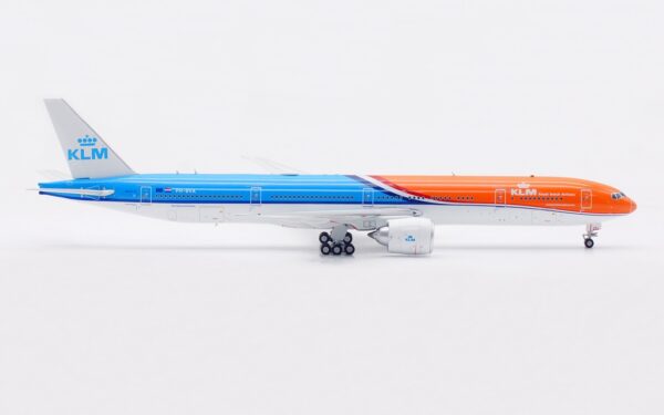 Aviation 400 1:400 KLM Royal Dutch Airlines Boeing B777-300(ER) "2023 Orange Pride" PH-BVA (AV4212) - Image 9