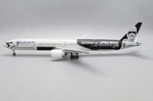 JC Wings 1:200 LATAM Airlines Brasil Boeing B777-300(ER) "Galaxy's Edge - Flaps Up" PT-MUA (EW277W003)