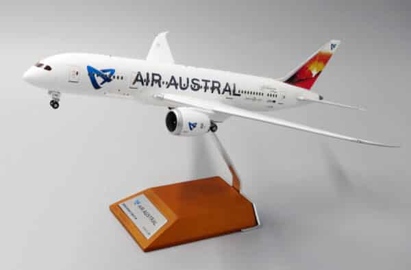 JC Wings 1:200 Air Austral Boeing B787-8 Dreamliner F-OLRB (LH2047) - Image 12