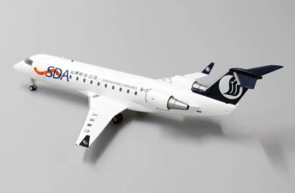 JC Wings 1:200 Shandong Airlines Bombardier CRJ-200LR B-3009 (LH2189) - Image 4