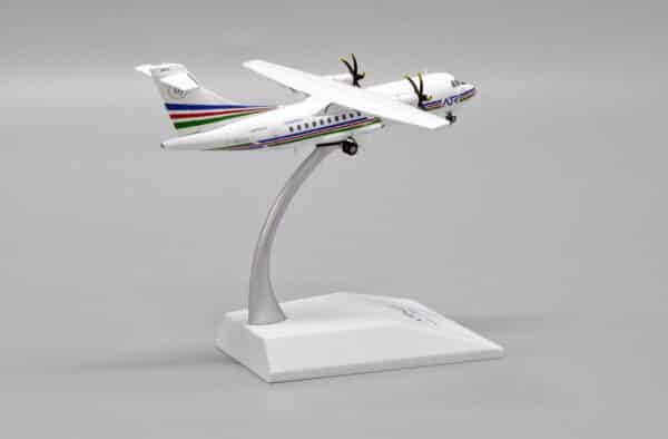 JC Wings 1:200 ATR-42-300 "House Colours" F-WEGA (LH2233) - Image 13