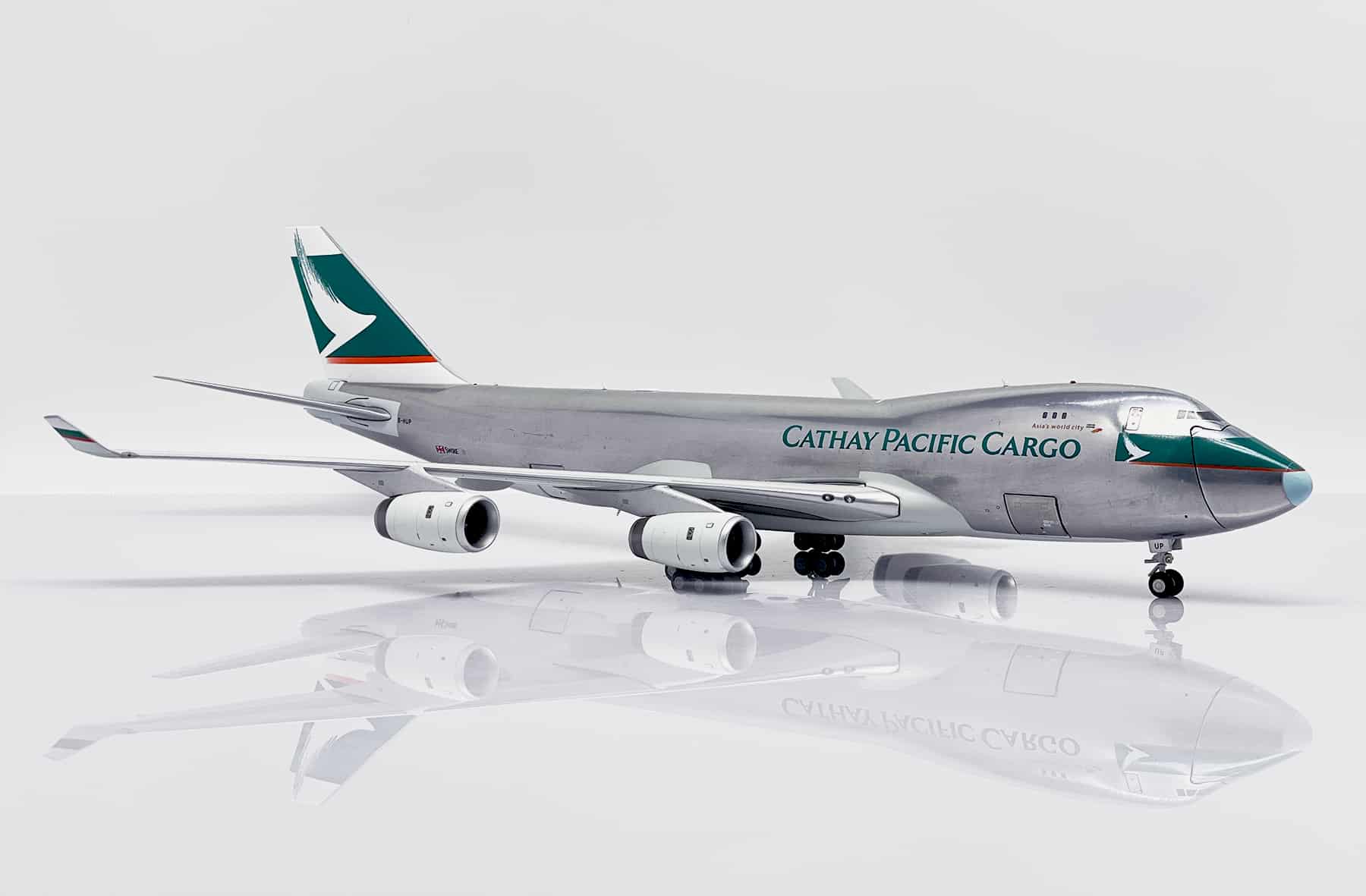 JC Wings Interactive Series 1:200 Cathay Pacific Cargo Boeing B747-400F "Silver Bullet" B-HUP (SA2003C) - Image 7
