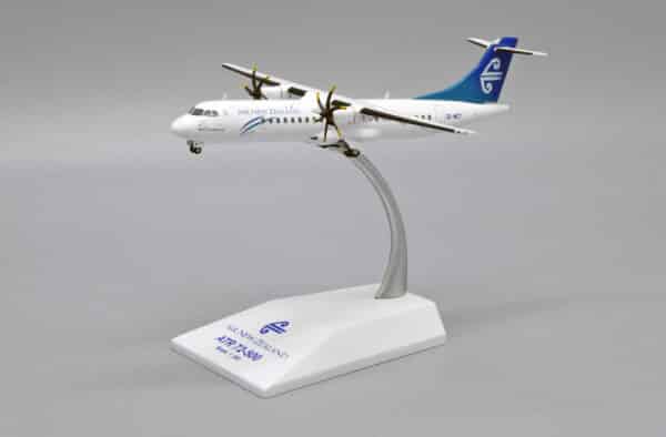 JC Wings 1:200 Air New Zealand Link (Mount Cook Airline) ATR-72-500 "Pacific Wave" ZK-MCY (XX20071) - Image 2