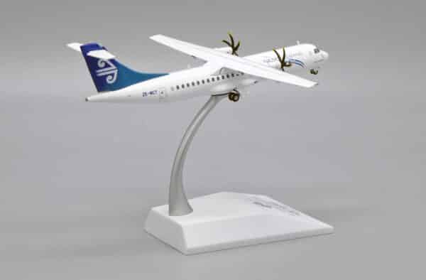 JC Wings 1:200 Air New Zealand Link (Mount Cook Airline) ATR-72-500 "Pacific Wave" ZK-MCY (XX20071) - Image 3