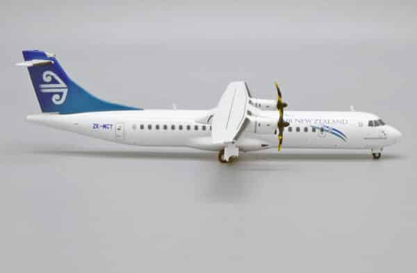 JC Wings 1:200 Air New Zealand Link (Mount Cook Airline) ATR-72-500 "Pacific Wave" ZK-MCY (XX20071) - Image 4