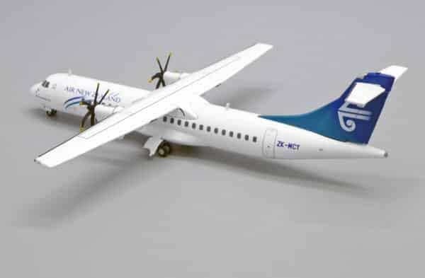 JC Wings 1:200 Air New Zealand Link (Mount Cook Airline) ATR-72-500 "Pacific Wave" ZK-MCY (XX20071) - Image 7