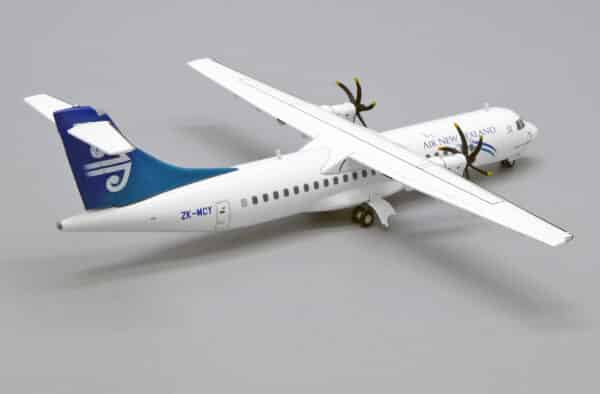 JC Wings 1:200 Air New Zealand Link (Mount Cook Airline) ATR-72-500 "Pacific Wave" ZK-MCY (XX20071) - Image 8