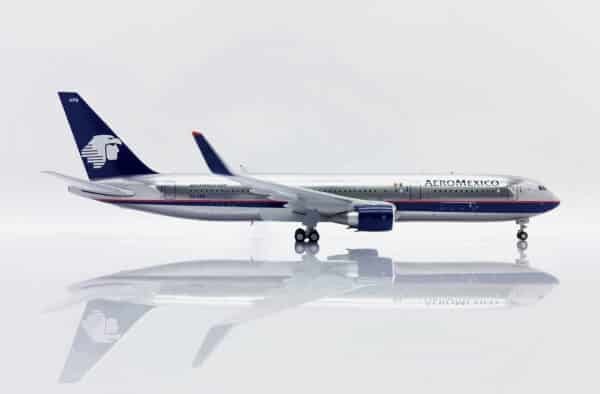 JC Wings 1:200 Aeromexico Boeing B767-300(ER)w XA-APB (XX20149) - Image 2