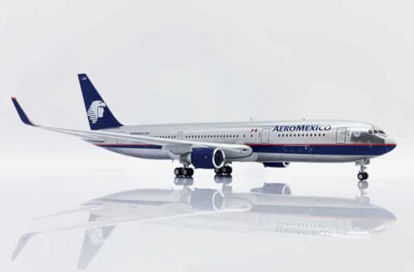 JC Wings 1:200 Aeromexico Boeing B767-300(ER)w XA-APB (XX20149) - Image 4