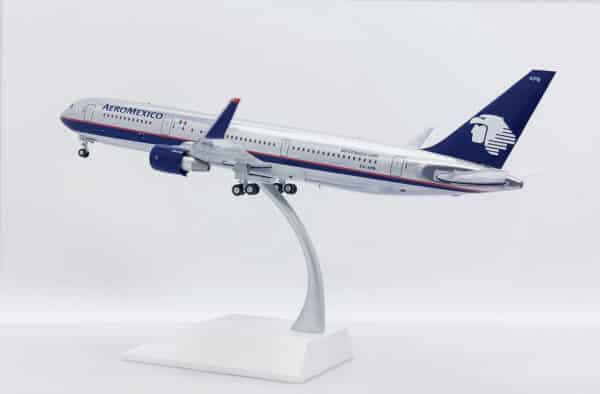 JC Wings 1:200 Aeromexico Boeing B767-300(ER)w XA-APB (XX20149) - Image 10