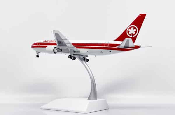 JC Wings 1:200 Air Canada Boeing B767-200(ER) C-GDSS (XX20194) - Image 12