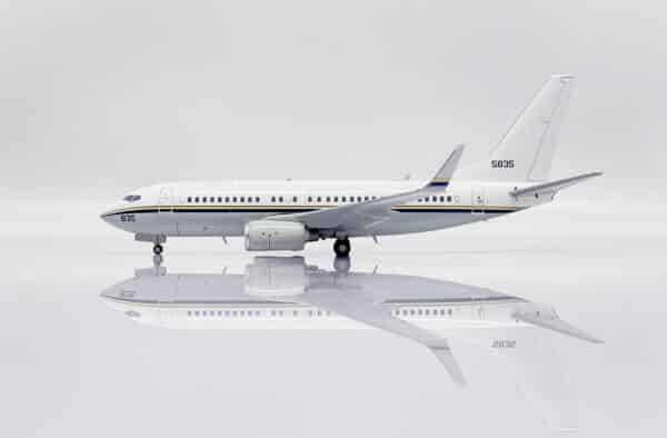 JC Wings 1:200 United States Navy (USN) Boeing C-40A Clipper (B737-700) "Flaps Up" 165835 (XX20278)