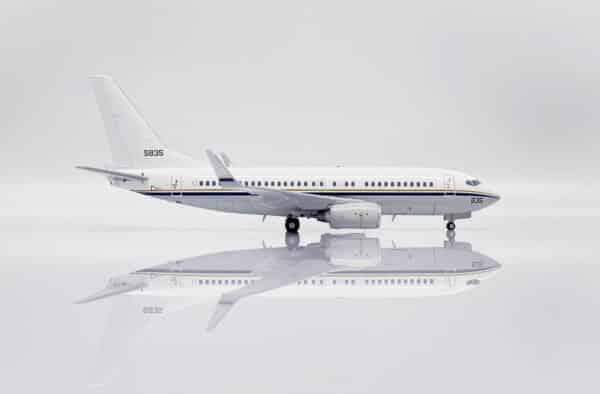 JC Wings 1:200 United States Navy (USN) Boeing C-40A Clipper (B737-700) "Flaps Up" 165835 (XX20278) - Image 2