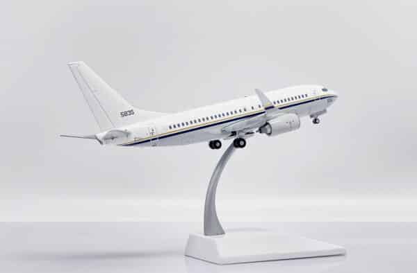 JC Wings 1:200 United States Navy (USN) Boeing C-40A Clipper (B737-700) "Flaps Up" 165835 (XX20278) - Image 11