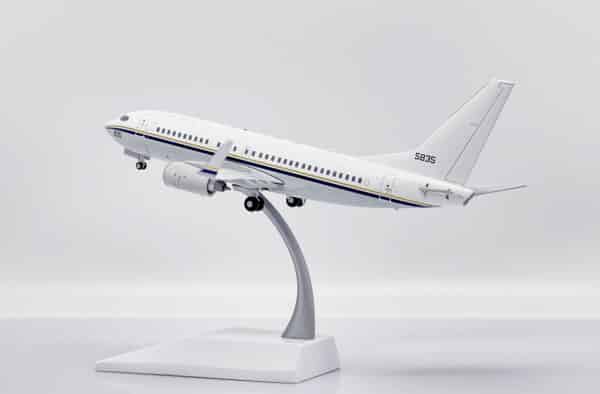 JC Wings 1:200 United States Navy (USN) Boeing C-40A Clipper (B737-700) "Flaps Up" 165835 (XX20278) - Image 12