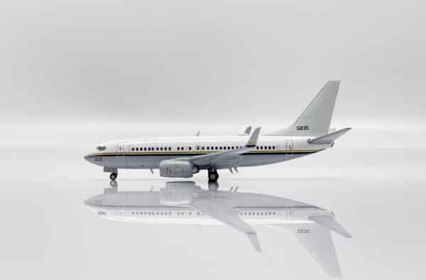 JC Wings 1:400 United States Navy (USN) Boeing C-40A Clipper (B737-700) 165835 (XX40074)