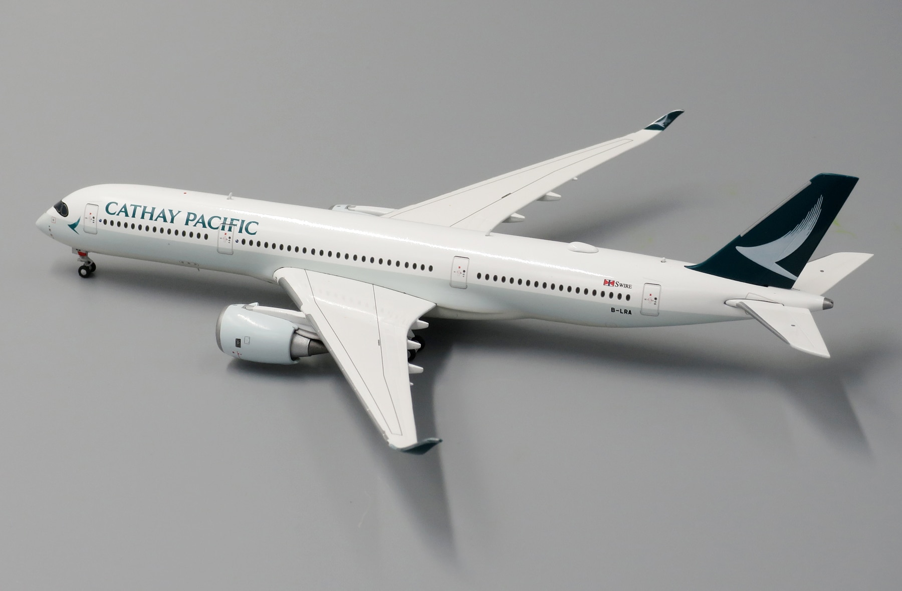 JC Wings 1:400 Cathay Pacific Airbus A350-900 XWB "Flaps Up" B-LRA (XX4705) - Image 2