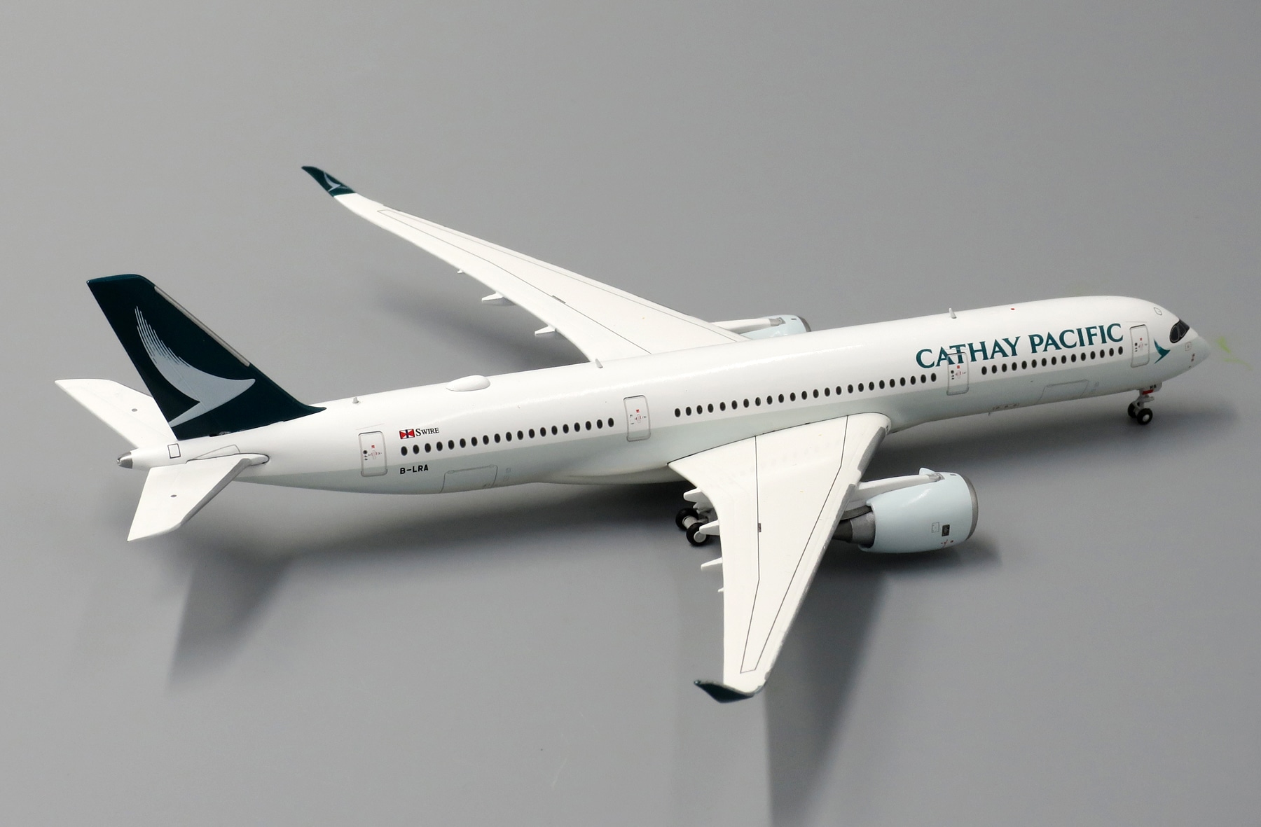 JC Wings 1:400 Cathay Pacific Airbus A350-900 XWB "Flaps Up" B-LRA (XX4705) - Image 3