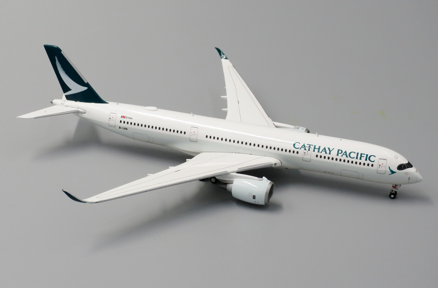 JC Wings 1:400 Cathay Pacific Airbus A350-900 XWB "Flaps Up" B-LRA (XX4705) - Image 4