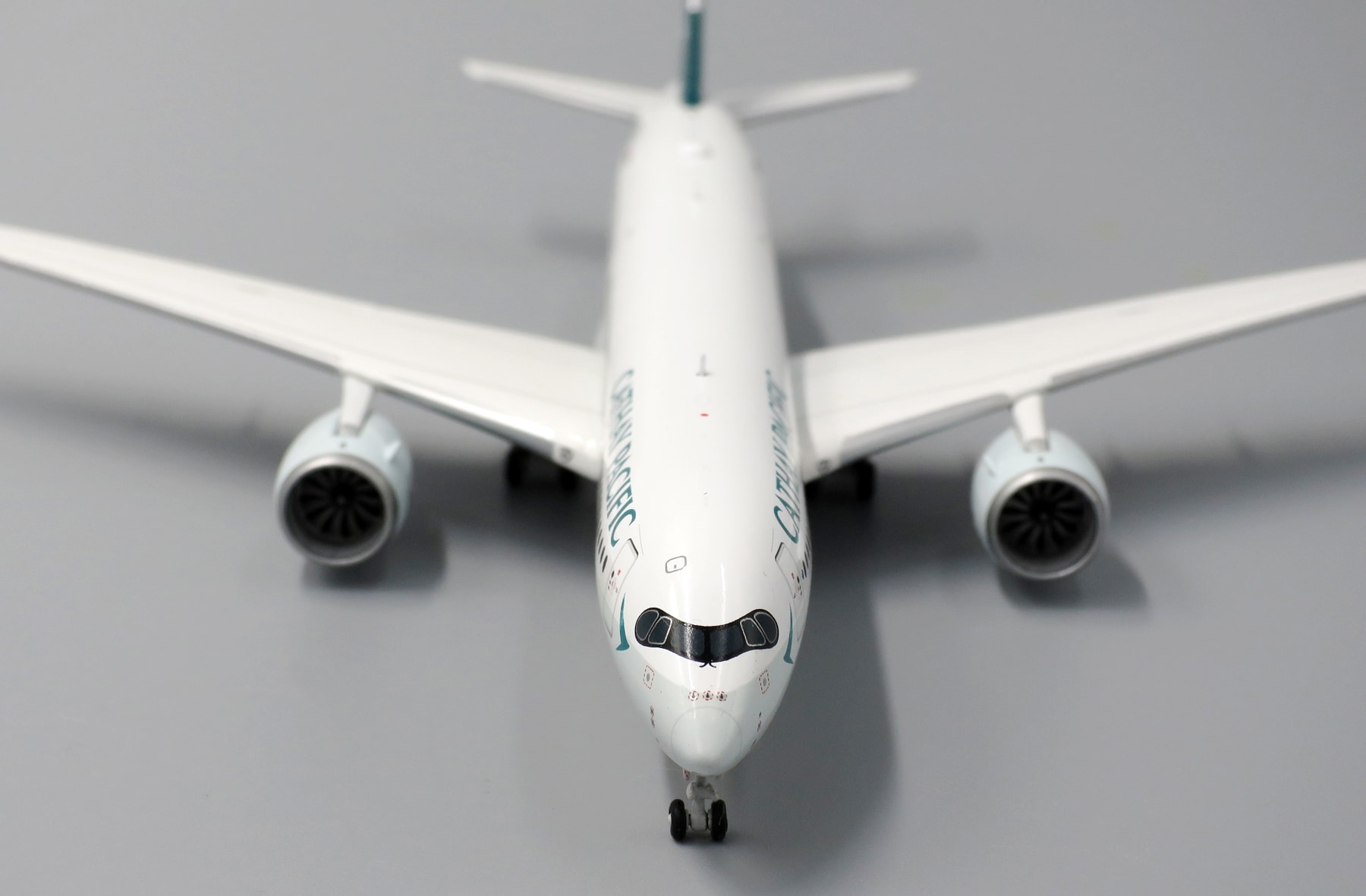 JC Wings 1:400 Cathay Pacific Airbus A350-900 XWB "Flaps Up" B-LRA (XX4705) - Image 6