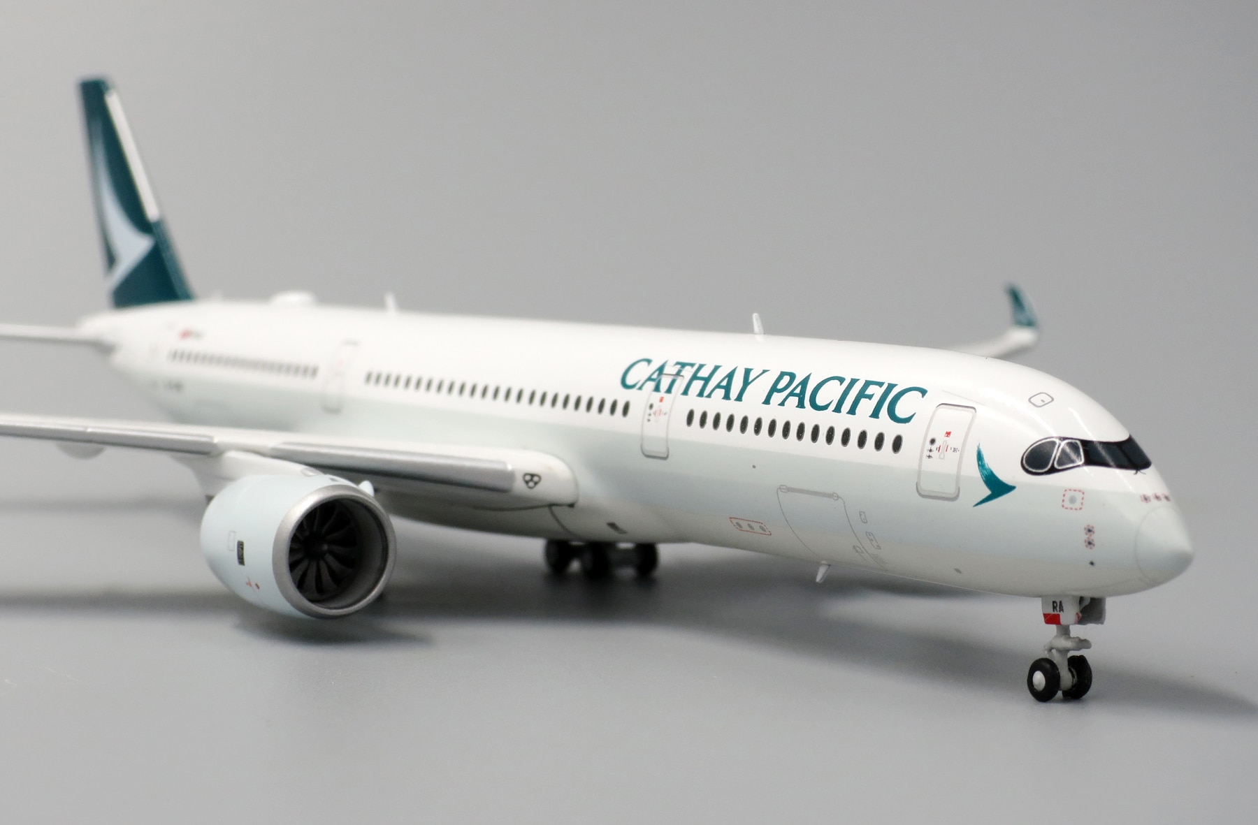 JC Wings 1:400 Cathay Pacific Airbus A350-900 XWB "Flaps Up" B-LRA (XX4705) - Image 7