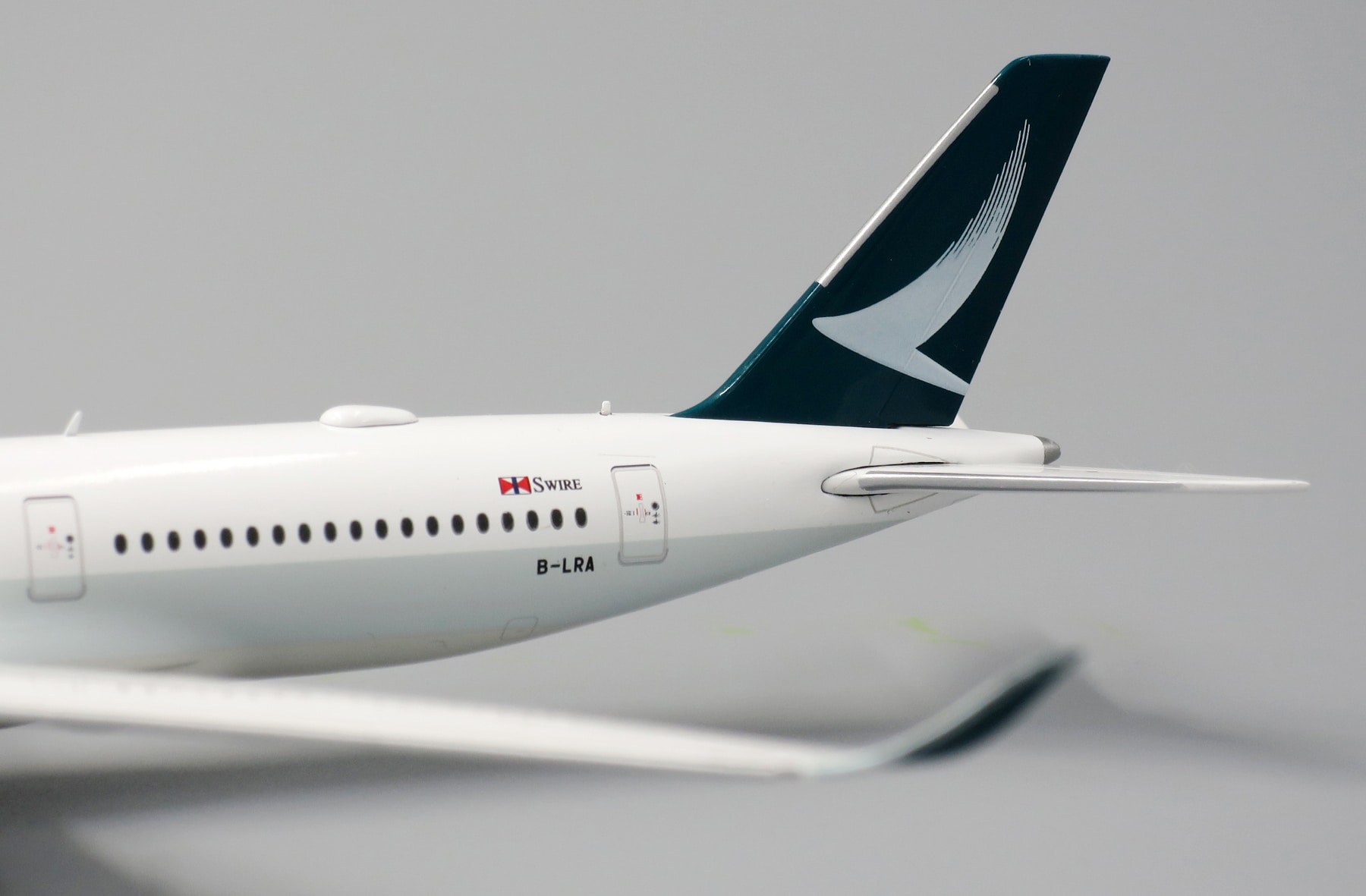 JC Wings 1:400 Cathay Pacific Airbus A350-900 XWB "Flaps Up" B-LRA (XX4705) - Image 8