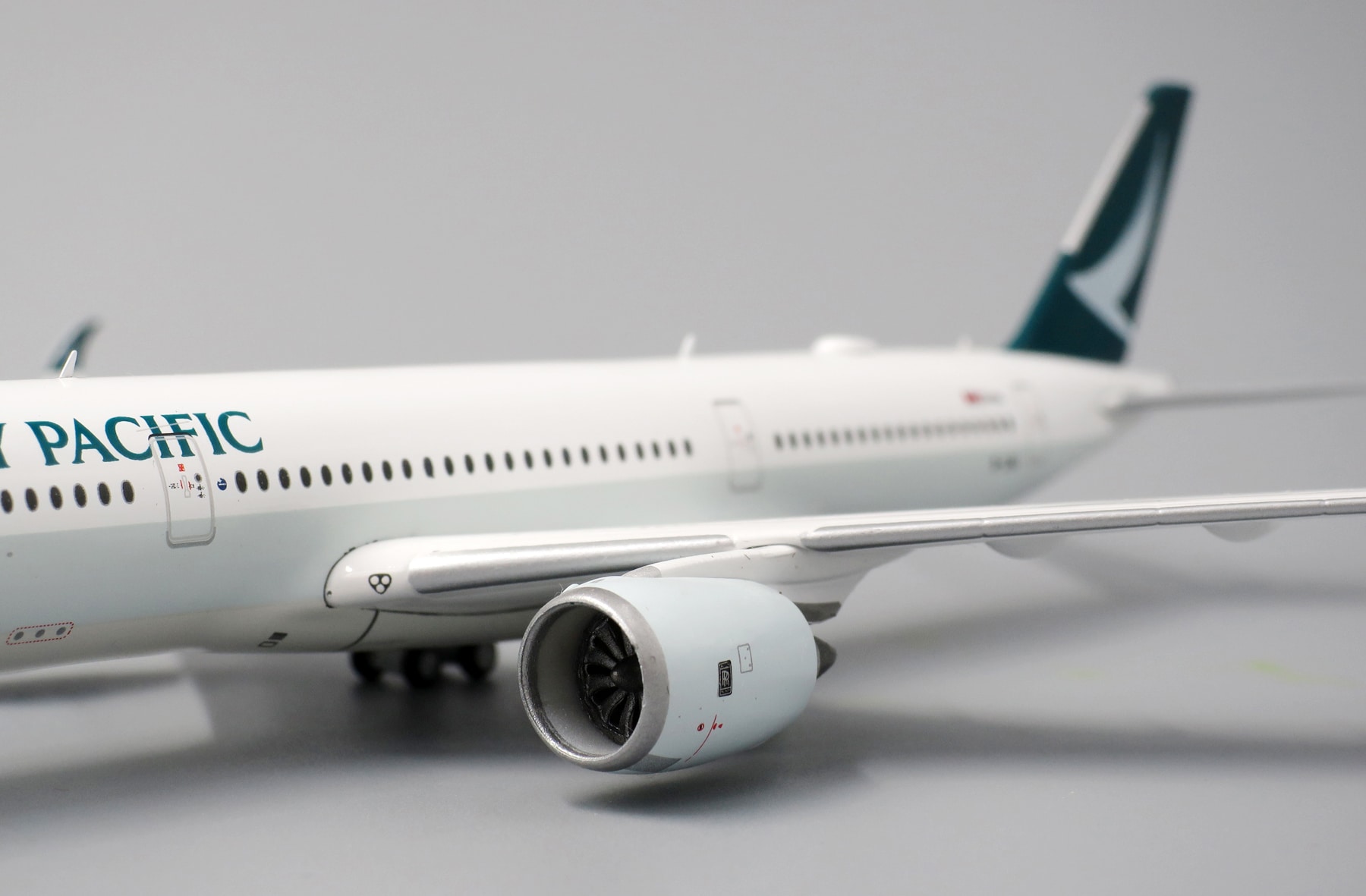JC Wings 1:400 Cathay Pacific Airbus A350-900 XWB "Flaps Up" B-LRA (XX4705) - Image 9