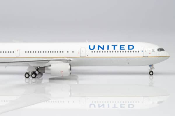Panda Models 1:400 United Airlines Boeing B767-400(ER) N66051 (PM62419) - Image 5