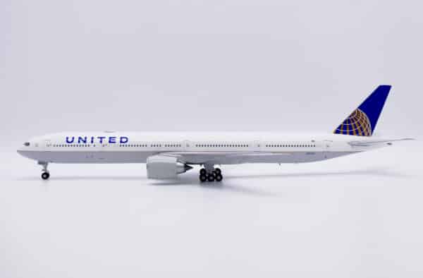 JC Wings 1:200 United Airlines Boeing B777-300(ER) "Flaps Up" N2534U (XX20422)