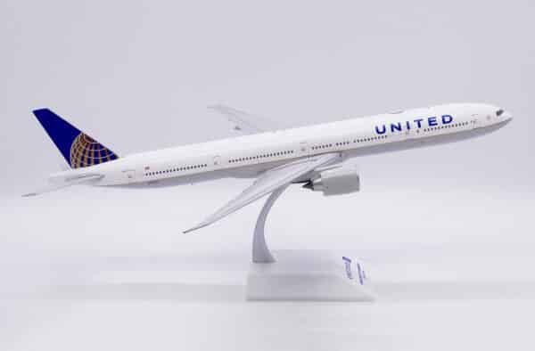 JC Wings 1:200 United Airlines Boeing B777-300(ER) "Flaps Up" N2534U (XX20422) - Image 7