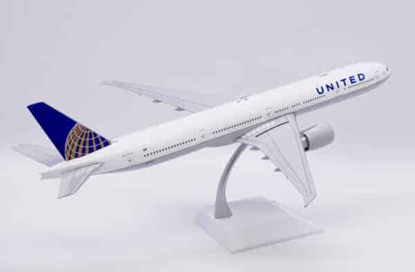 JC Wings 1:200 United Airlines Boeing B777-300(ER) "Flaps Up" N2534U (XX20422) - Image 11