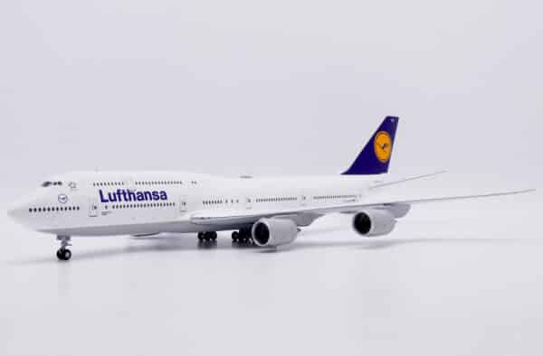 JC Wings 1:200 Lufthansa Boeing B747-8i "Bremen" D-ABYR (EW2748003) - Image 3
