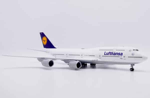 JC Wings 1:200 Lufthansa Boeing B747-8i "Bremen" D-ABYR (EW2748003) - Image 4