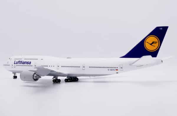 JC Wings 1:200 Lufthansa Boeing B747-8i "Bremen" D-ABYR (EW2748003) - Image 5
