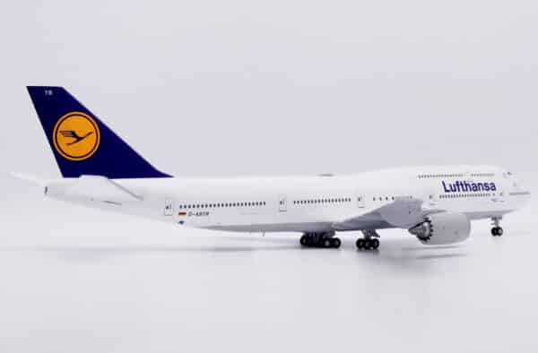 JC Wings 1:200 Lufthansa Boeing B747-8i "Bremen" D-ABYR (EW2748003) - Image 6