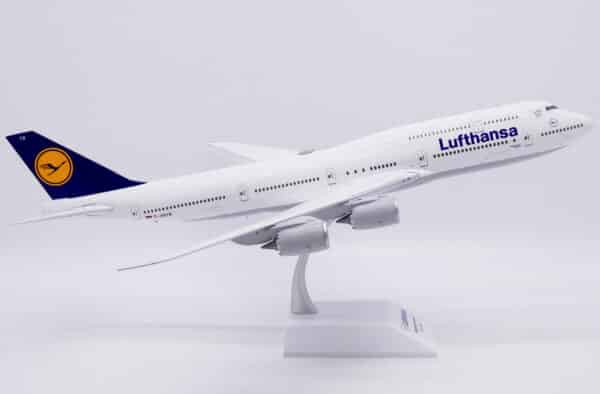 JC Wings 1:200 Lufthansa Boeing B747-8i "Bremen" D-ABYR (EW2748003) - Image 7