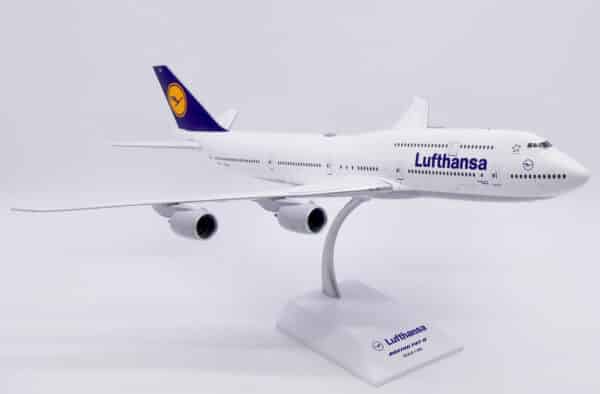 JC Wings 1:200 Lufthansa Boeing B747-8i "Bremen" D-ABYR (EW2748003) - Image 8