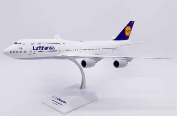 JC Wings 1:200 Lufthansa Boeing B747-8i "Bremen" D-ABYR (EW2748003) - Image 9