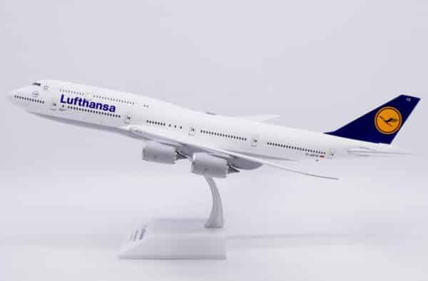 JC Wings 1:200 Lufthansa Boeing B747-8i "Bremen" D-ABYR (EW2748003) - Image 10