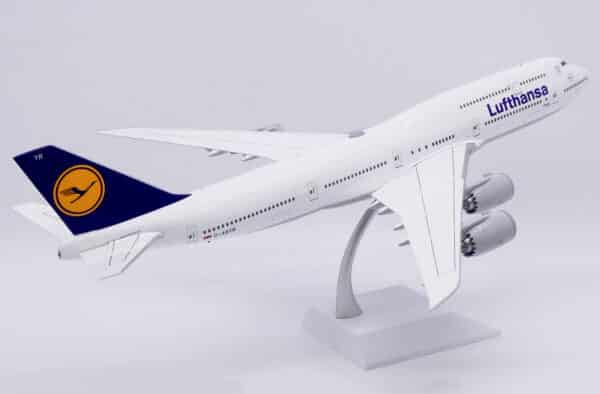 JC Wings 1:200 Lufthansa Boeing B747-8i "Bremen" D-ABYR (EW2748003) - Image 11