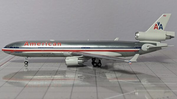 Panda Models 1:400 American Airlines McDonnell Douglas MD-11 N1761R (PM62425)