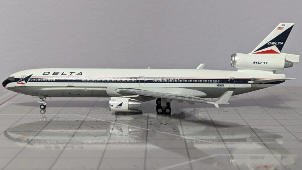 Panda Models 1:400 Delta Air Lines McDonnell Douglas MD-11 N808DE (PM62428)