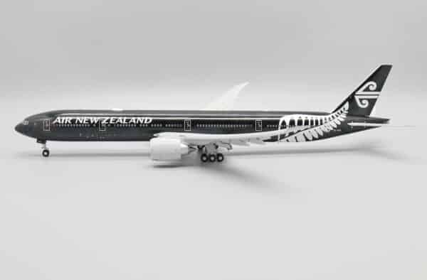 JC Wings 1:200 Air New Zealand Boeing B777-300(ER) "All Blacks - Flaps Down" ZK-OKQ (XX20157A)