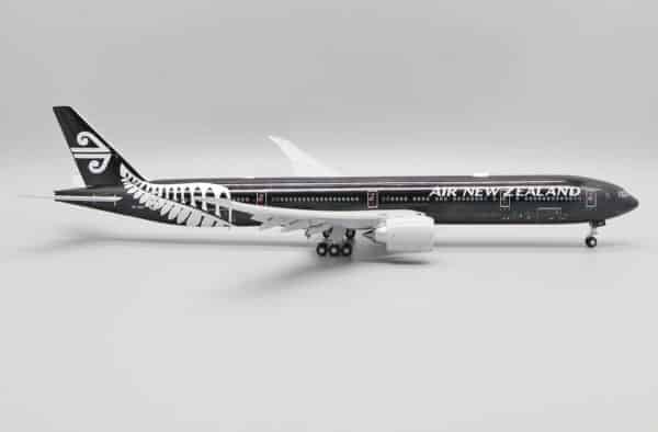 JC Wings 1:200 Air New Zealand Boeing B777-300(ER) "All Blacks - Flaps Down" ZK-OKQ (XX20157A) - Image 2