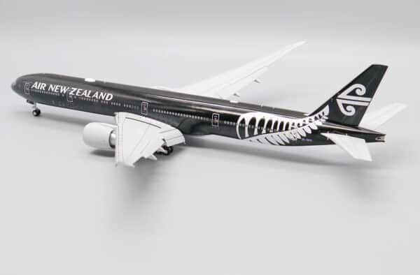 JC Wings 1:200 Air New Zealand Boeing B777-300(ER) "All Blacks - Flaps Down" ZK-OKQ (XX20157A) - Image 5