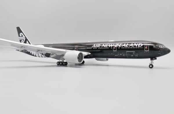 JC Wings 1:200 Air New Zealand Boeing B777-300(ER) "All Blacks - Flaps Down" ZK-OKQ (XX20157A) - Image 10