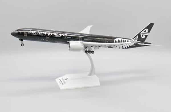 JC Wings 1:200 Air New Zealand Boeing B777-300(ER) "All Blacks - Flaps Down" ZK-OKQ (XX20157A) - Image 11