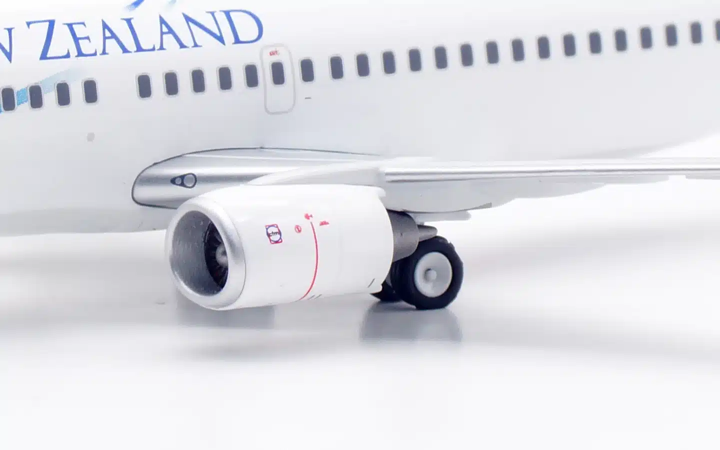 InFlight 200 1:200 Air New Zealand Boeing B737-300 "Pacific Wave" ZK-NGA (IF733NZ0624) - Image 5